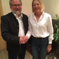 Bürbermeisterkandidat Rainer Schroll mit Ortsvorsitzender Agnes Göhle